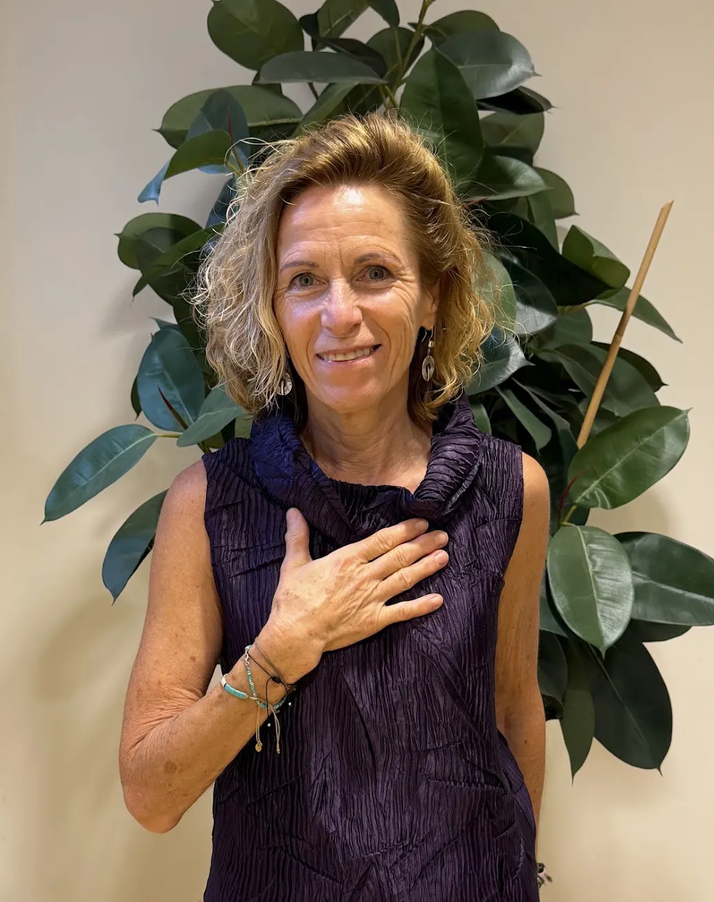 Barbara Lechner mit der Hand auf dem Herzen