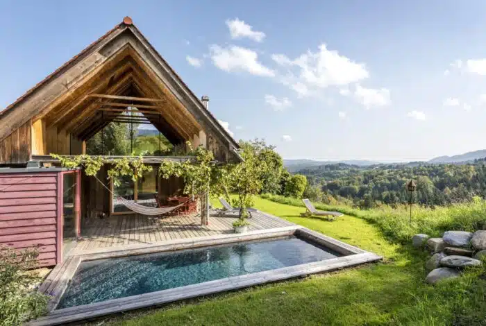 Holzhaus mit Pool und Blick ins Hügelland