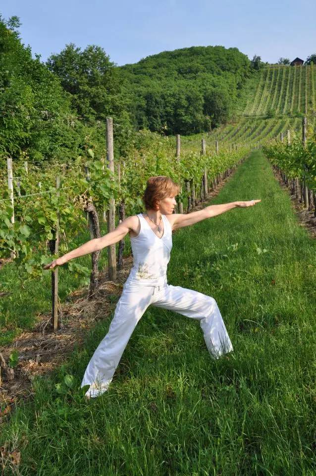 Indian Balance im Weingarten