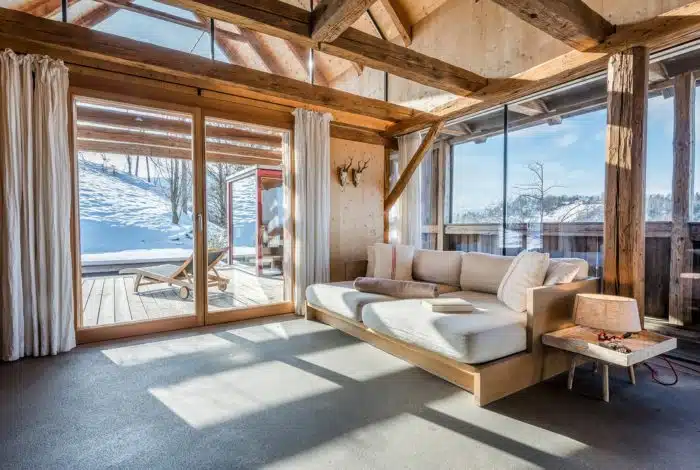 Sonniger Wohnraum mit Blick auf die Winterlandschaft