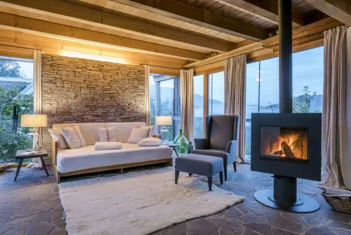 Wohnraum mit Kamin und Panoramafenstern